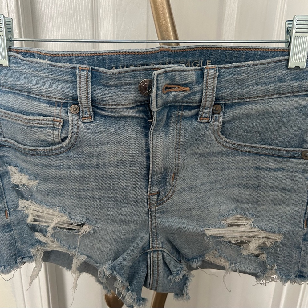 American Eagle light wash distressed stretch denim shorts low rises size 6